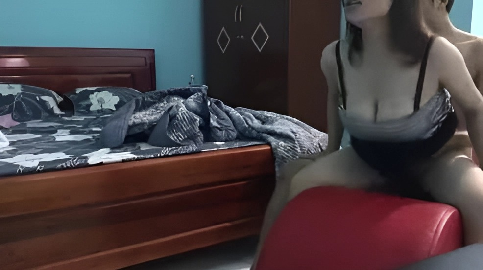 Let the chubby orgasm on the love seat