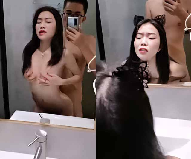 Pareja joven parada frente al espejo follándose