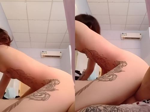 Chica tatuada a la que le encanta pintar y montar a caballo. Chica tatuada a la que le encanta pintar y montar a caballo.