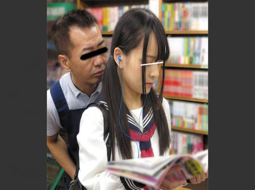 Een vrouwelijke studente neuken in de schoolbibliotheek zonder luid te kreunen Een vrouwelijke studente neuken in de schoolbibliotheek zonder luid te kreunen