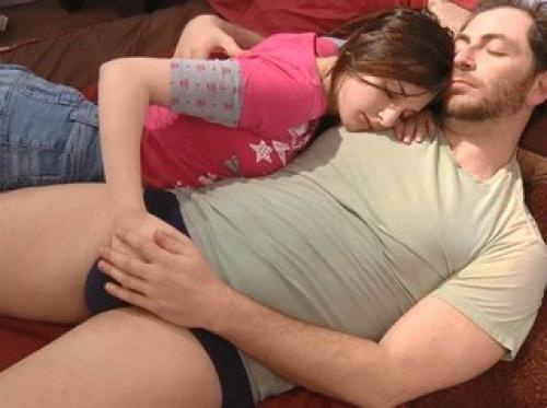 A filha saiu secretamente, foi descoberta pelo pai e a forçou a dormir junto, e foi o fim A filha saiu secretamente, foi descoberta pelo pai e a forçou a dormir junto, e foi o fim