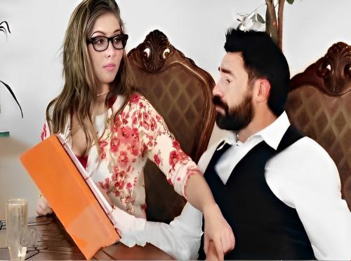 Chica de oficina tiene sexo con su jefe en el trabajo Chica de oficina tiene sexo con su jefe en el trabajo