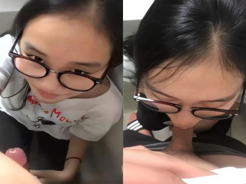 Hayaan mo akong sipsipin ang titi gamit ang salamin Hayaan mo akong sipsipin ang titi gamit ang salamin