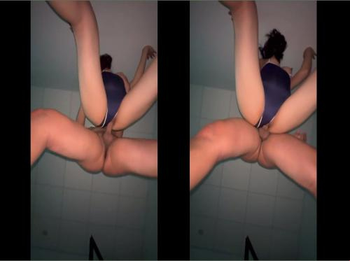 Primo piano di lei che timbra come una macchina da cucire in costume da bagno Primo piano di lei che timbra come una macchina da cucire in costume da bagno