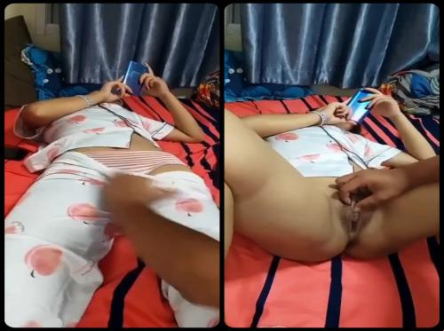 पति अपनी प्यारी पत्नी की चोटी के साथ खेलता है जबकि वह बिक्री की तलाश में व्यस्त है पति अपनी प्यारी पत्नी की चोटी के साथ खेलता है जबकि वह बिक्री की तलाश में व्यस्त है