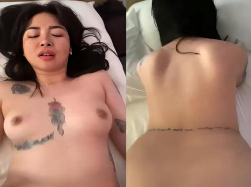 Schauen Sie sich das mollige Mädchen mit großen Brüsten und großem Hintern an, das auf Doggystyle steht Schauen Sie sich das mollige Mädchen mit großen Brüsten und großem Hintern an, das auf Doggystyle steht