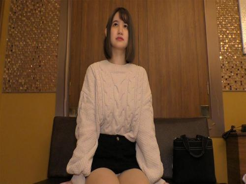 Le super-héros masqué découvre une belle mais quelque peu naïve fille de l'industrie Le super-héros masqué découvre une belle mais quelque peu naïve fille de l'industrie