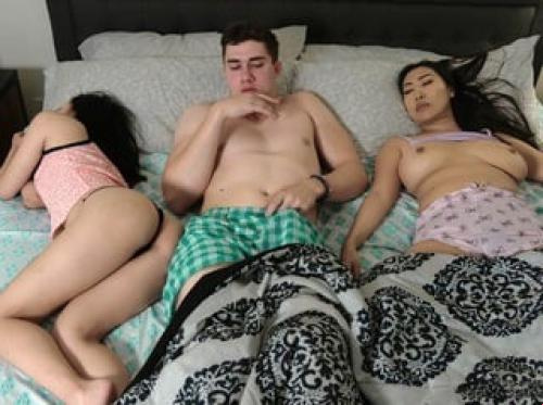 Malam tanpa tidur bersama ibu tiriku dan saudara tiriku yang penuh nafsu Malam tanpa tidur bersama ibu tiriku dan saudara tiriku yang penuh nafsu