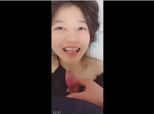 Bé ngoan yêu kiều, liếm láp mát cả tim Bé ngoan yêu kiều, liếm láp mát cả tim