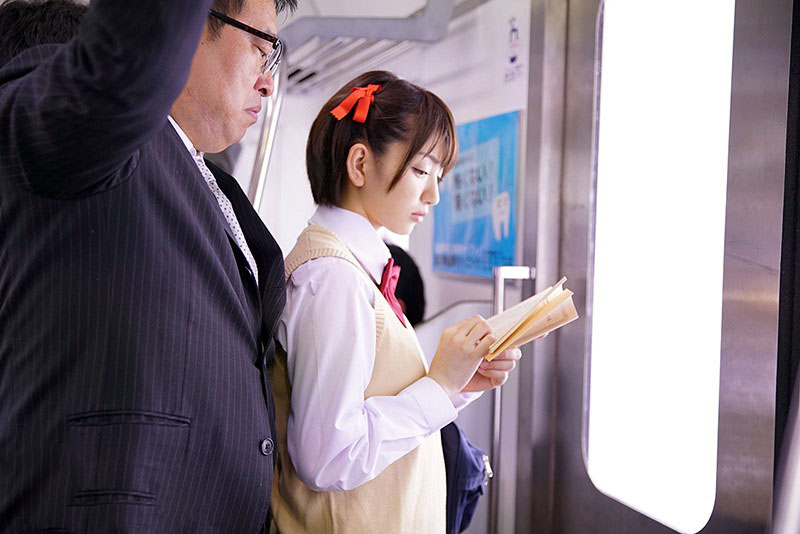 MUDR-013 A schoolgirl on the subway