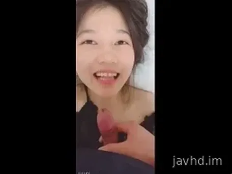 착하고 사랑스러운 아이에요. 핥는 모습이 마음이 따뜻해지네요