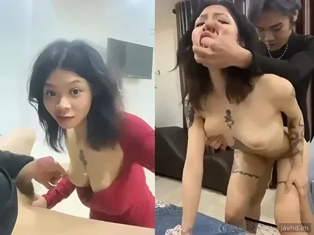 베이비 톰은 남자친구와 함께 온갖 자세를 취할 때 매우 에로틱합니다.