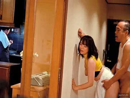 Bố chồng say sĩn hiếp dâm con dâu khi chồng mãi mê làm việc