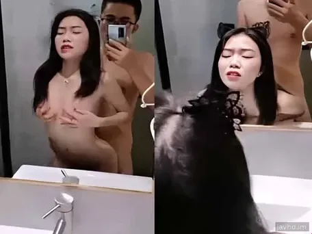 거울 앞에 서서 서로 빌어먹는 젊은 커플