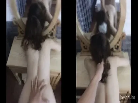 Baise-moi sur la coiffeuse