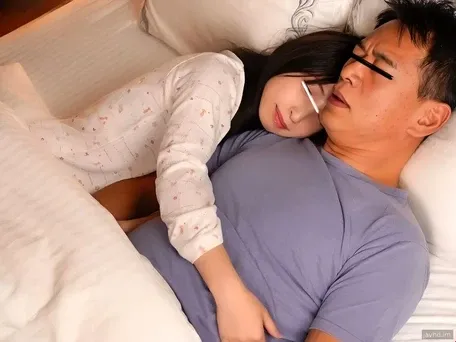 夫は妻に腹を立てているが、妻の連れ子とセックスする