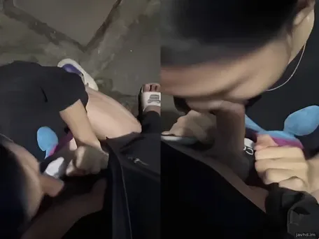 Bawa saya keluar ke kawasan kejiranan untuk menghisap zakar saya untuk menyejukkan badan