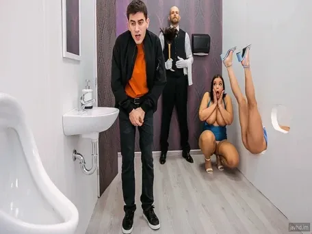 Fodendo meu melhor amigo no banheiro