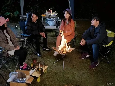 절친한 친구 커플이 여행 중에 아내를 바꾼다.