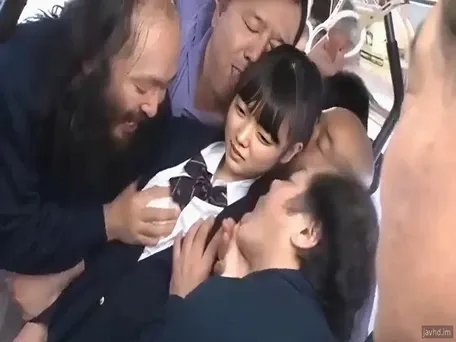 Em nữ sinh đi tàu một mình và cái kết