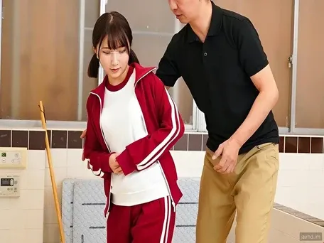 นักเรียนหญิงถูกครูนวดหลังฝึกซ้อม