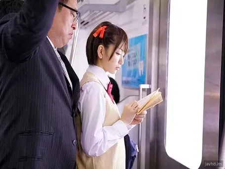 เด็กนักเรียนหญิงบนรถไฟใต้ดิน