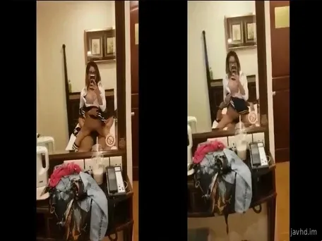 鏡子前的淫蕩女孩騎馬