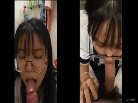 Die vieräugige Studentin gibt auf der Toilette einen extremen Blowjob