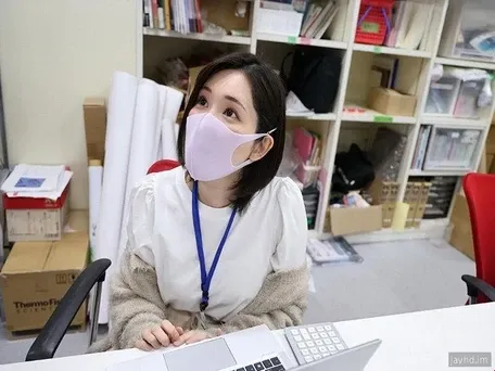 Inaanyayahan ang isang manager ng warehouse na kutyain siya habang papunta sa isang hotel