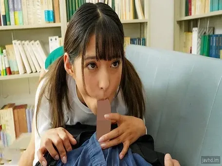 Inviter une étudiante innocente par amour