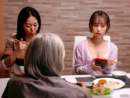Mẹ tái hôn con gái bị 2 anh kế địt mỗi ngày
