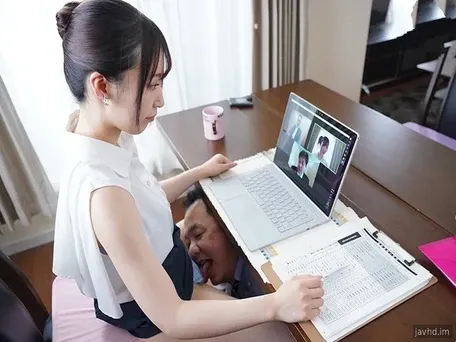 พนักงานที่โชคดีได้รับการเสนอโดยซีอีโอหญิง ไม ชิโอมิ