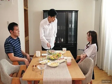 日向リナは恋人の継父にノンストップで犯される