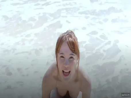 美女的爱好就是不穿衣服去海边