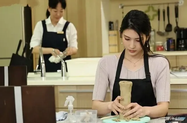 Vợ dâm ngoại tình cùng anh đồng nghiệp vì chồng không đủ thỏa mãn