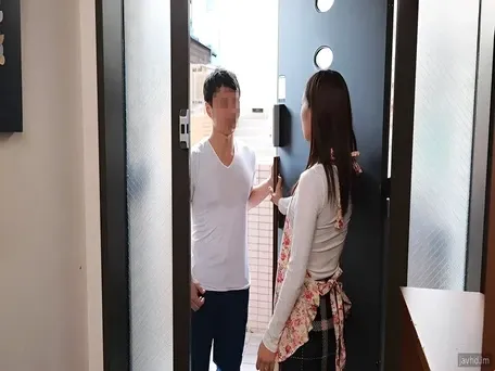 아내는 집에 혼자 있었고, 동료가 찾아왔다.
