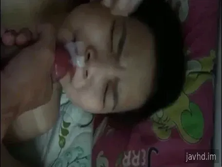Vừa ngủ dậy em đã thèm sữa chua
